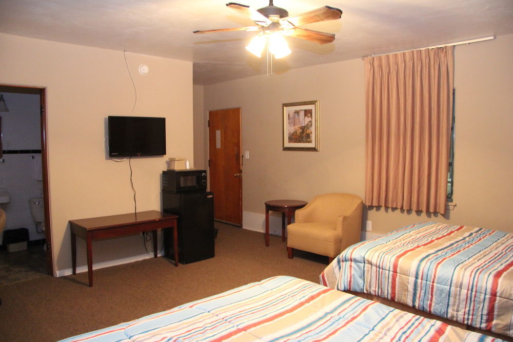 Green Acres Hotel Pittsfield Екстер'єр фото