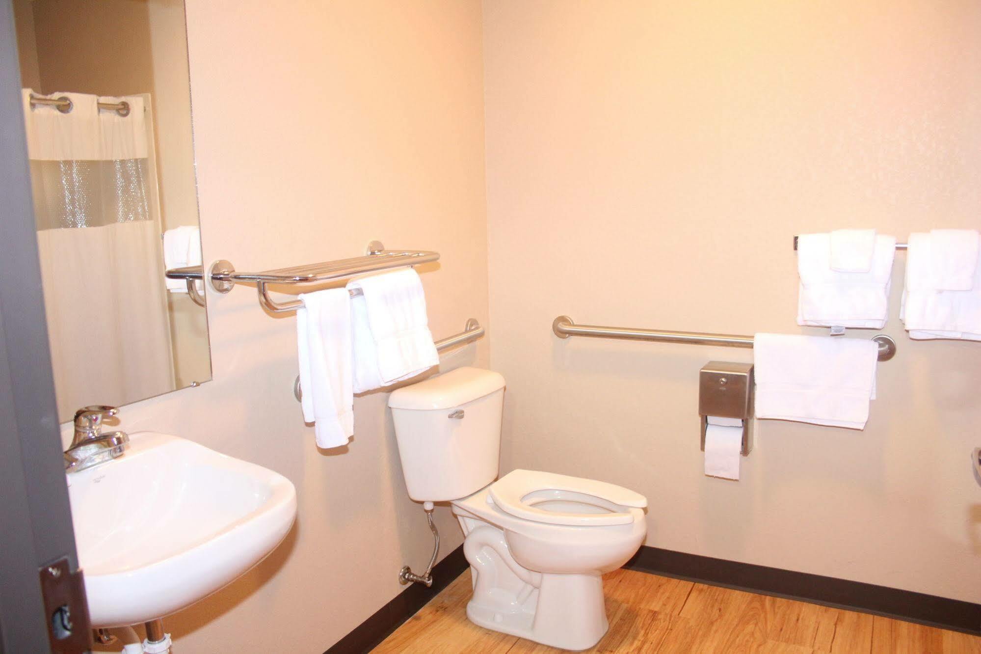 Green Acres Hotel Pittsfield Екстер'єр фото