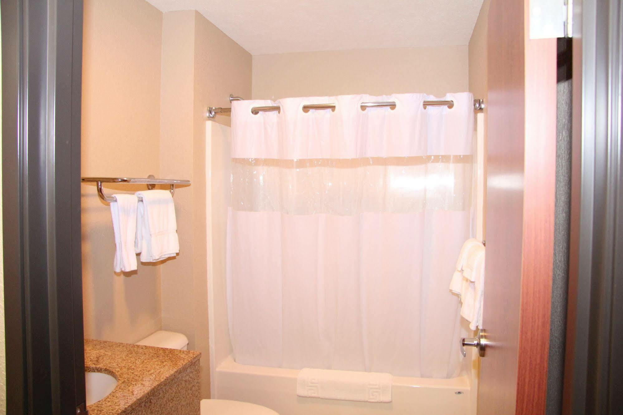 Green Acres Hotel Pittsfield Екстер'єр фото