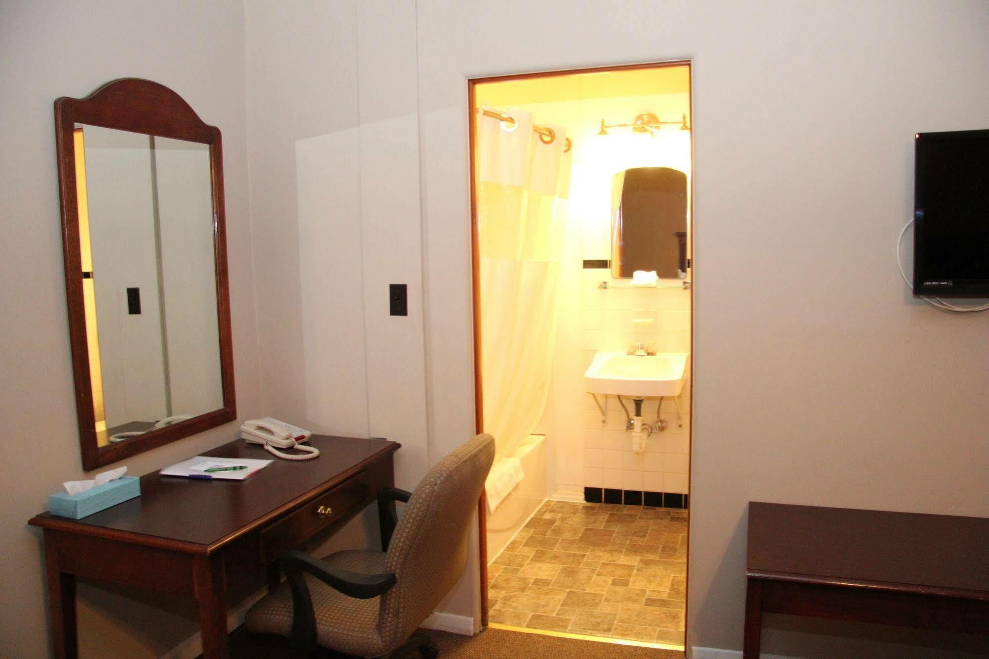 Green Acres Hotel Pittsfield Екстер'єр фото